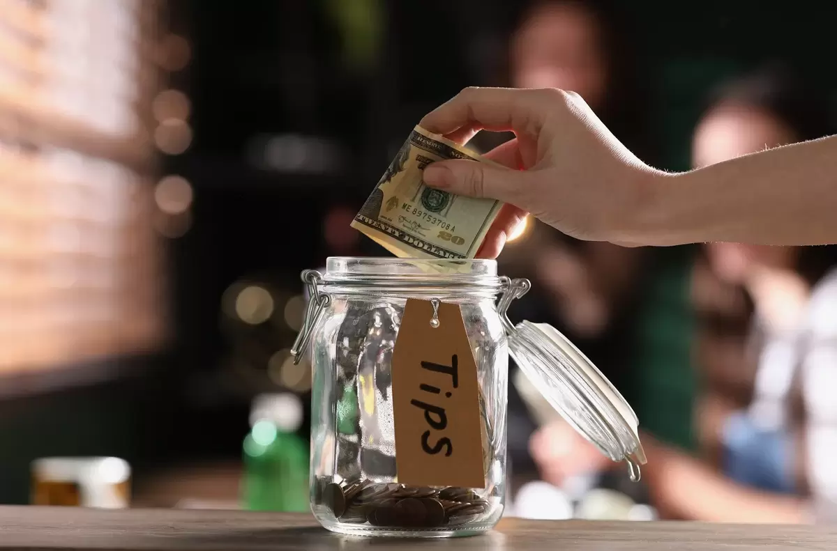 Чаевые для официантов: почему не все профессии их получают?