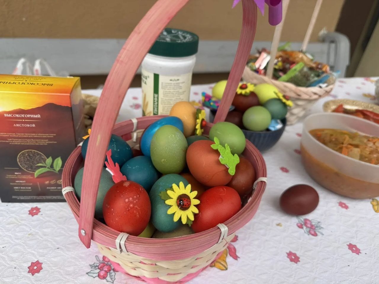 Соседи из домов №20а и 24 на улице Юности дружно встретили Пасху Соседи из домов №20а и 24 на улице Юности дружно встретили Пасху