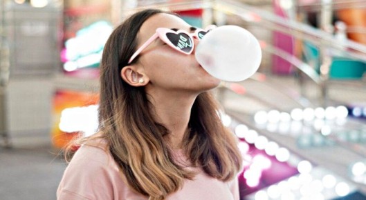 Как избавиться от прилипшей жевательной резинки: простые и эффективные способы