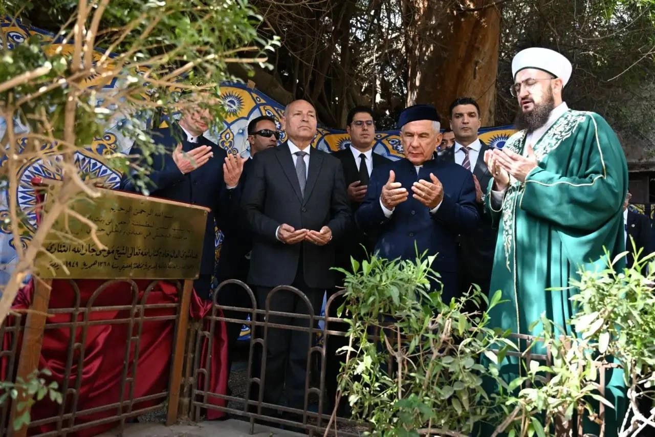 Минниханов посетил могилу татарского философа Мусы Бигиева в Каире Минниханов посетил могилу татарского философа Мусы Бигиева в Каире