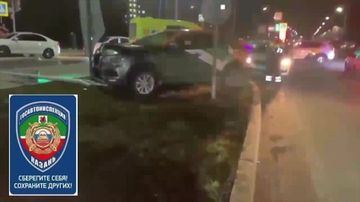 Ночью в Казани на перекрестке улиц Сафиуллина и Габишева водитель каршерингового автомобиля попал в ДТП, врезавшись в светофор, после чего скрылся с места происшествия