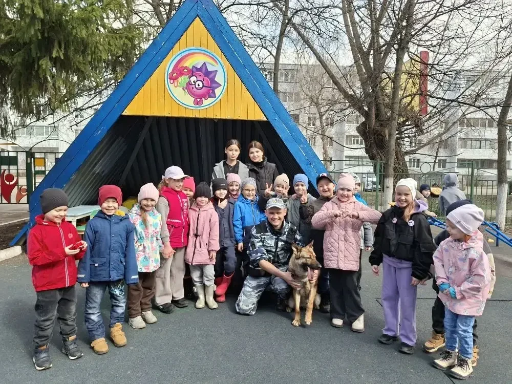 Кинолог отдела МВД России по Бугульминскому району совместно с представителем Общественного совета проводят профилактические беседы в детских садах на тему безопасности и правил поведения при встрече с бродячими собаками Кинолог отдела МВД России по Бугульминскому району совместно с представителем Общественного совета проводят профилактические беседы в детских садах на тему безопасности и правил поведения при встрече с бродячими собаками