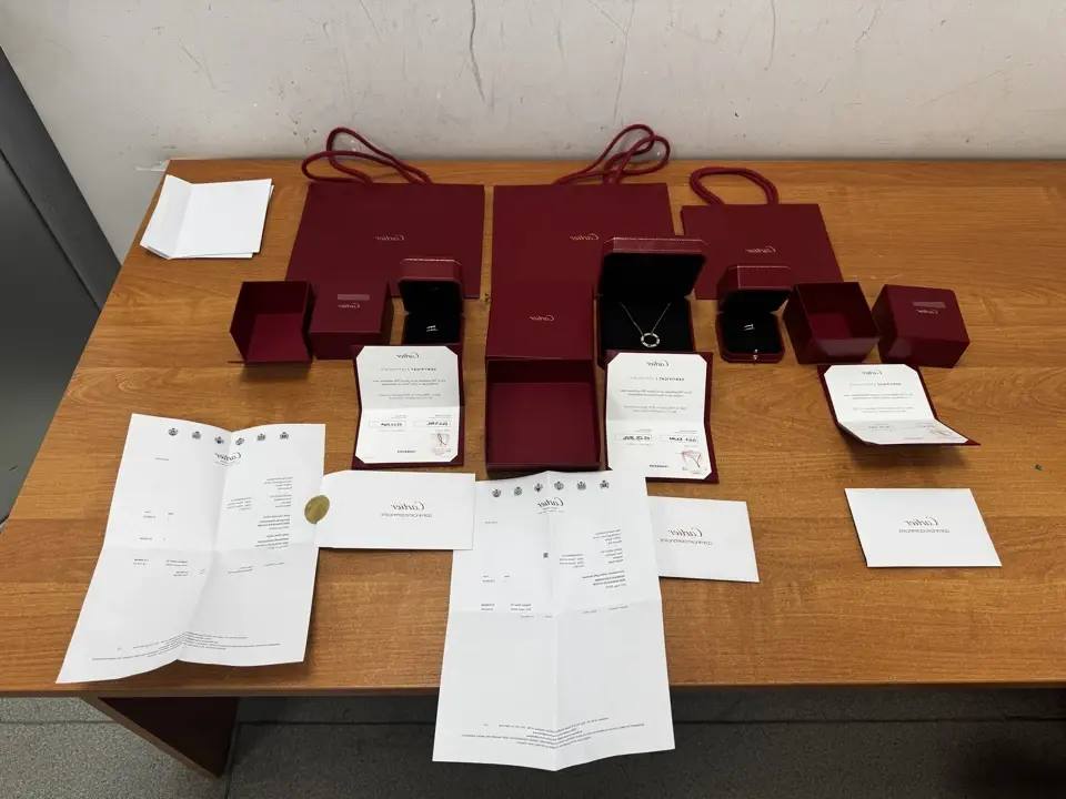 Жительницу Казани задержали с тремя контрабандными украшениями Cartier на более чем миллион рублей Жительницу Казани задержали с тремя контрабандными украшениями Cartier на более чем миллион рублей