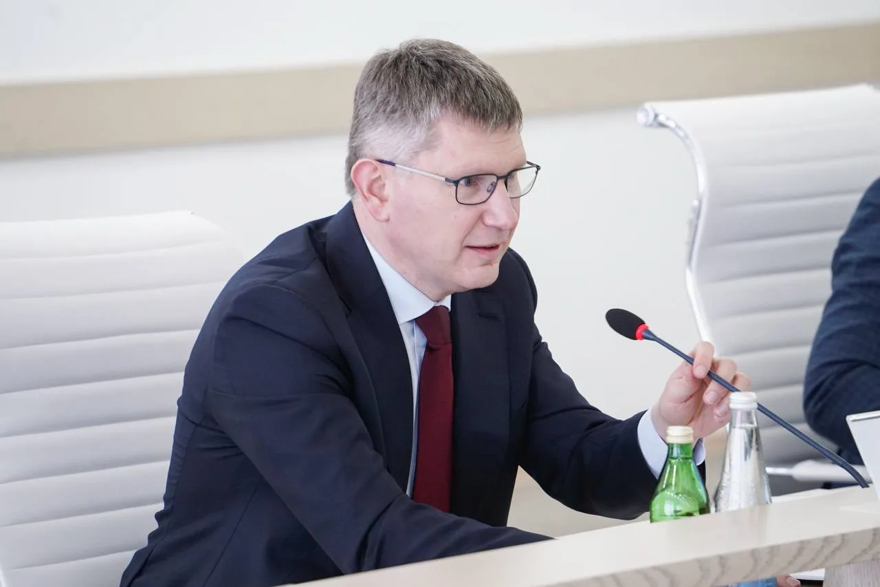 Дмитрий Чернышенко провел заседание правительственной комиссии по развитию туризма в России Дмитрий Чернышенко провел заседание правительственной комиссии по развитию туризма в России