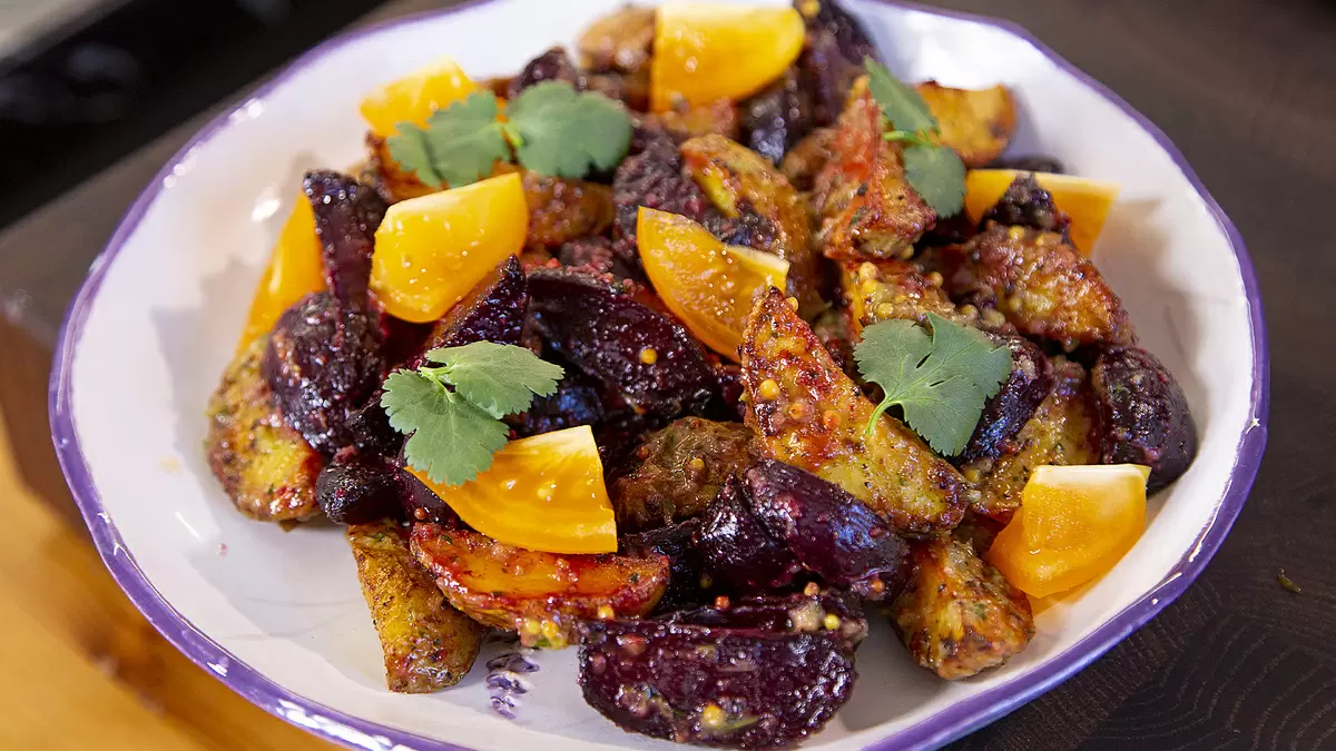 Запечённый картофель с яркой свёклой и огуречным соусом