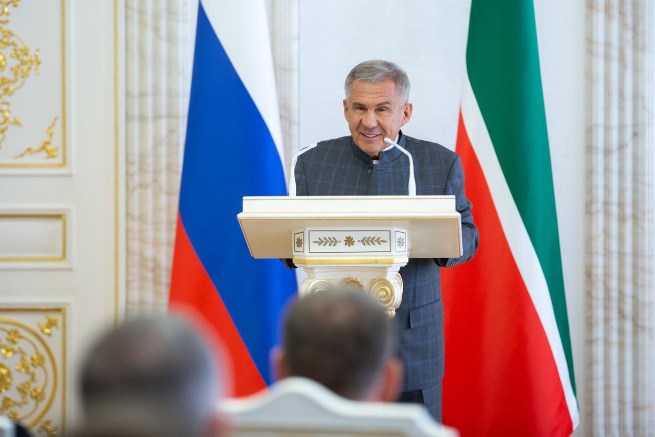 Рустам Минниханов поздравил ВК «Динамо-Ак Барс» с победой на чемпионате России Рустам Минниханов поздравил ВК «Динамо-Ак Барс» с победой на чемпионате России