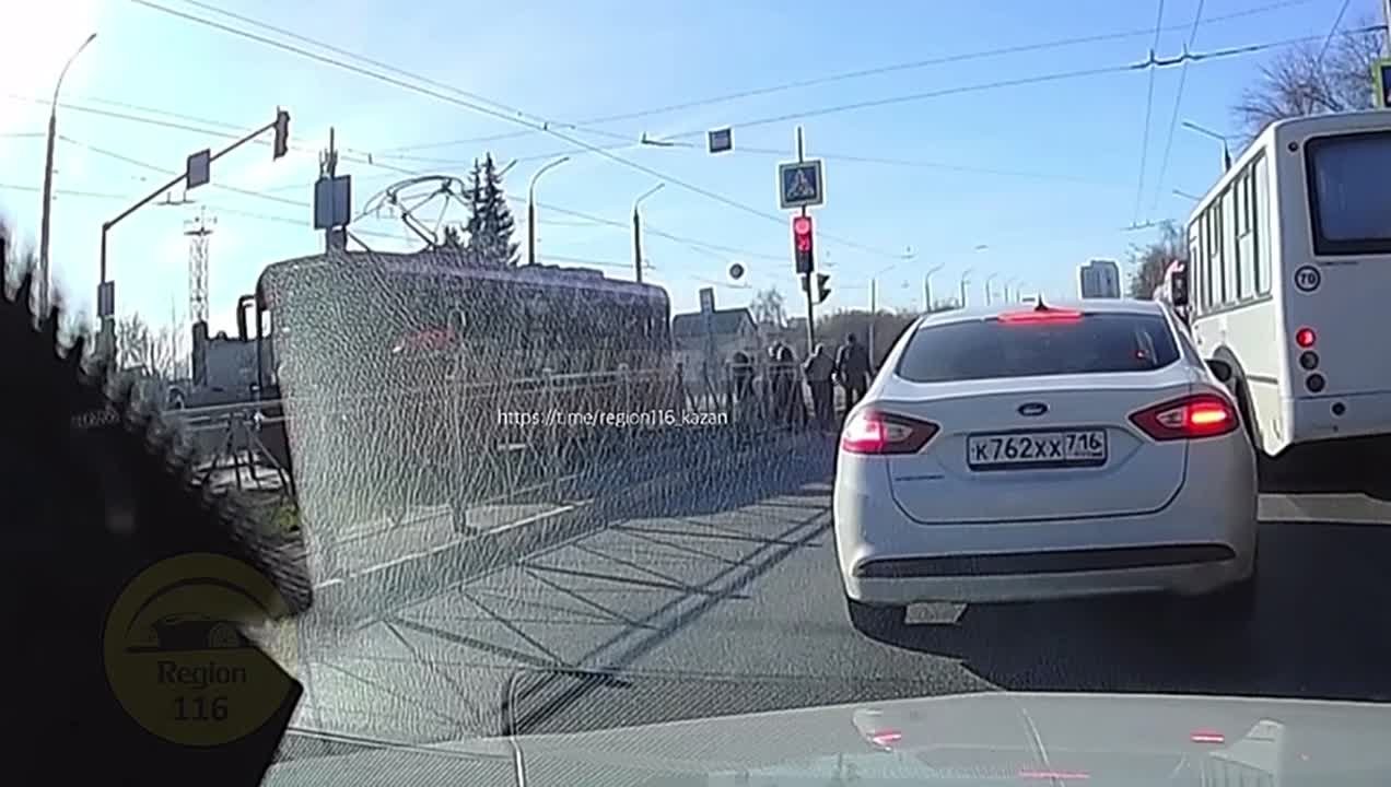 В Казани мужчина ударился о трамвай