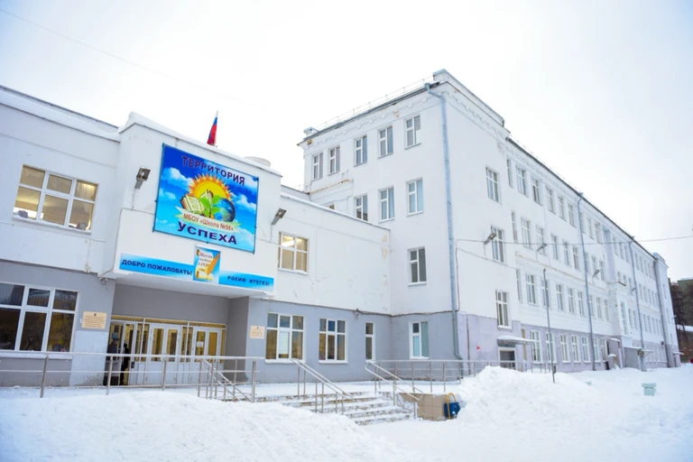 Полицейские проводят проверку после падения ребенка из окна школы в Казани