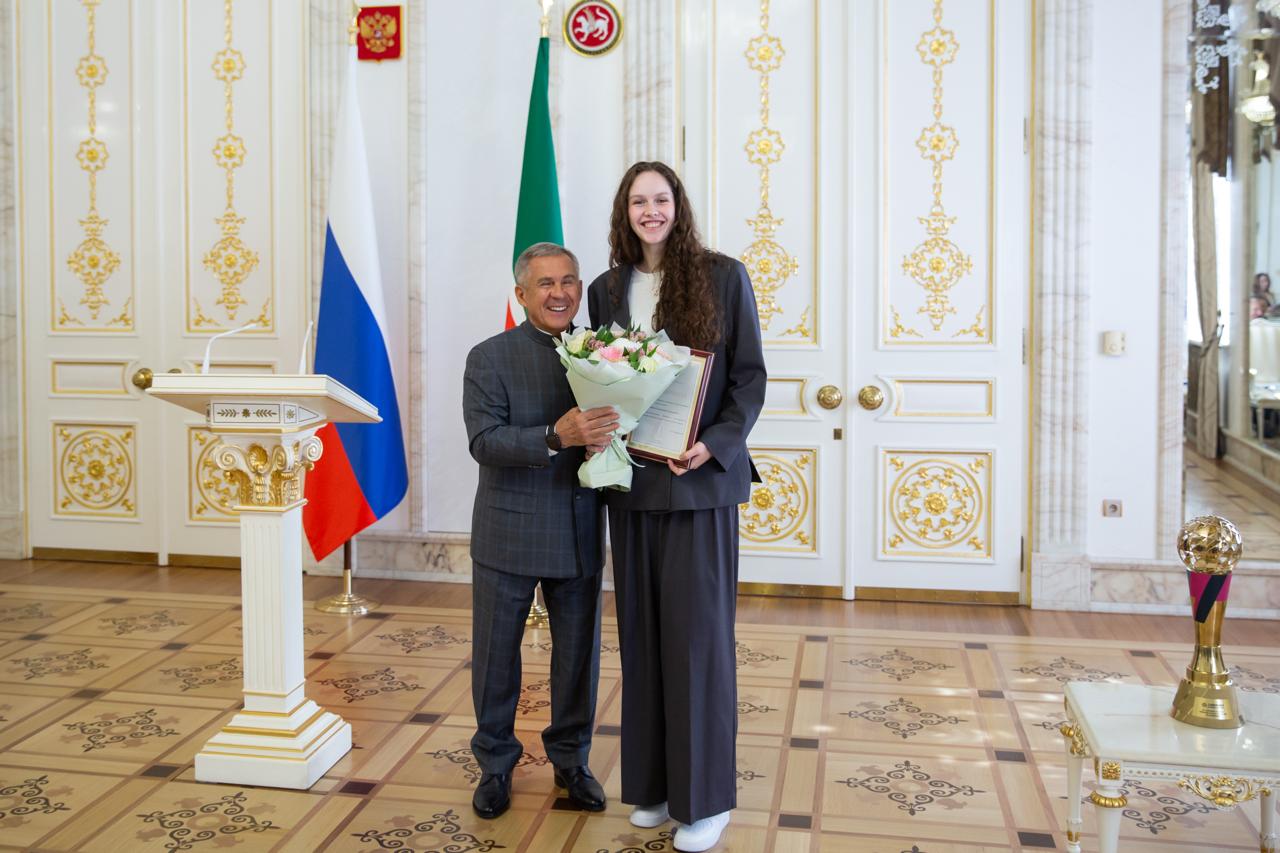 Рустам Минниханов поздравил ВК «Динамо-Ак Барс» с победой на чемпионате России Рустам Минниханов поздравил ВК «Динамо-Ак Барс» с победой на чемпионате России