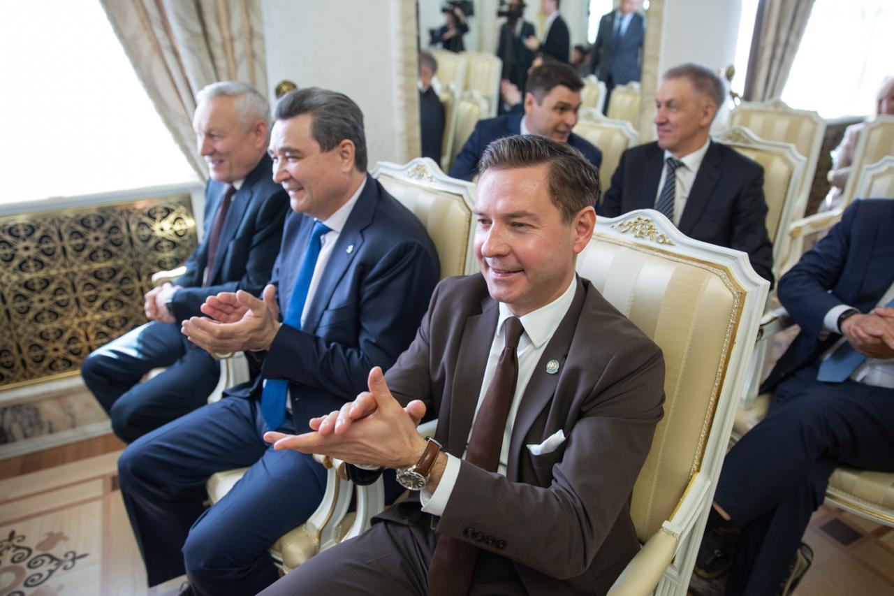 Рустам Минниханов поздравил ВК «Динамо-Ак Барс» с победой на чемпионате России Рустам Минниханов поздравил ВК «Динамо-Ак Барс» с победой на чемпионате России