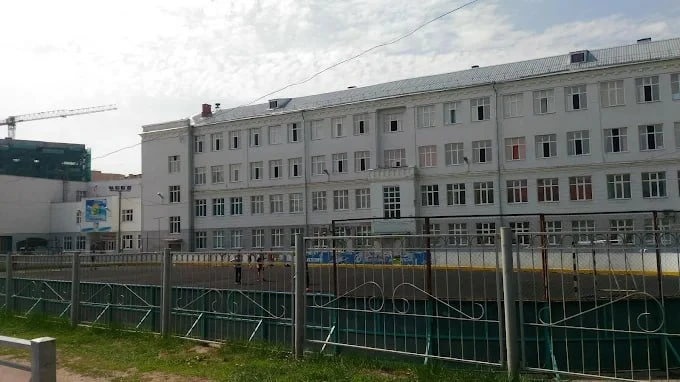 Четвероклассник выпал из окна школы №98 в Казани во время урока, говорят очевидцы