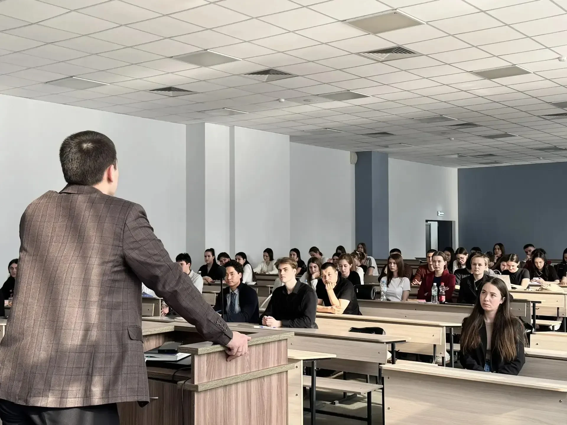 В Казани сотрудники полиции провели беседу со студентами В Казани сотрудники полиции провели беседу со студентами