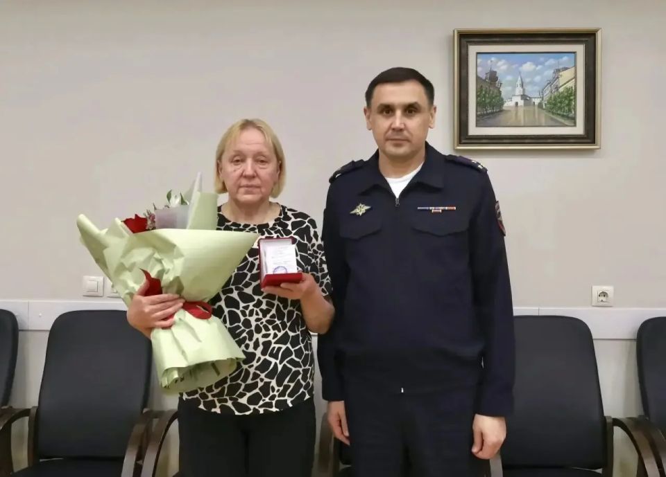 Начальник УМВД России Казани вручил медаль матери погибшего сотрудника ОВД