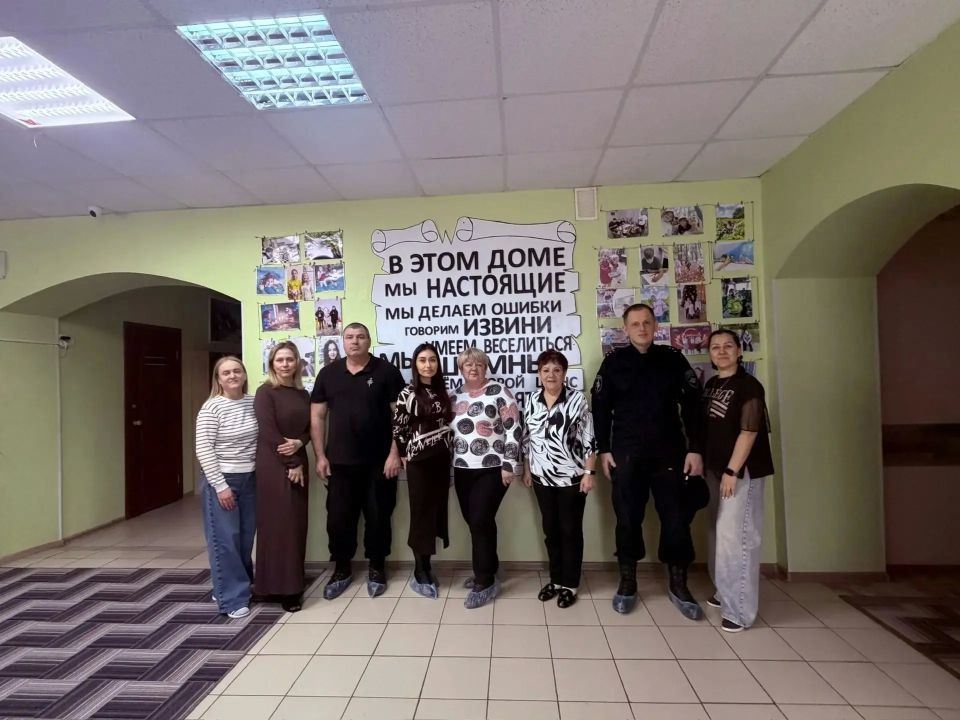 Полицейские Татарстана навестили подшефных в Чистопольском детском доме Полицейские Татарстана навестили подшефных в Чистопольском детском доме