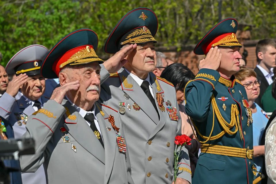 На Аллее Славы Арского кладбища Казани открыли памятник Герою Социалистического труда Ильдусу Мостюкову На Аллее Славы Арского кладбища Казани открыли памятник Герою Социалистического труда Ильдусу Мостюкову