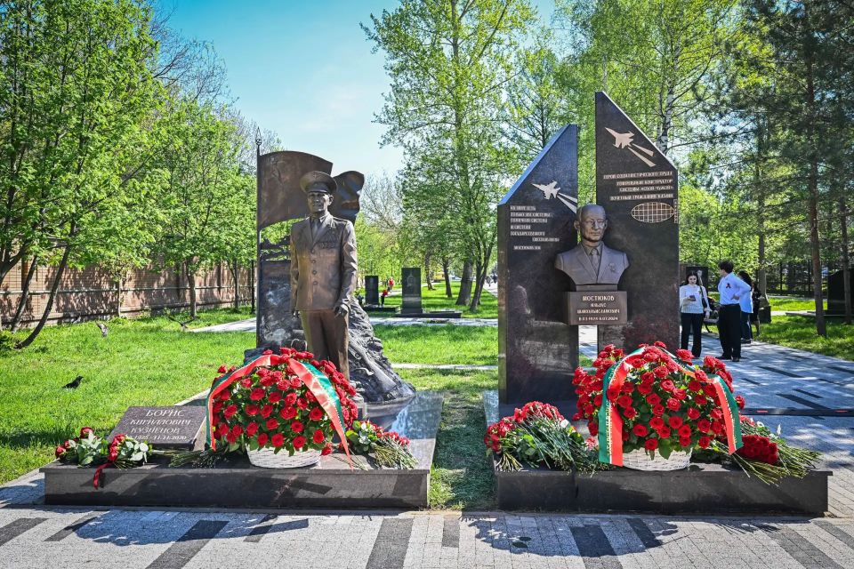 На Аллее Славы Арского кладбища Казани открыли памятник Герою Социалистического труда Ильдусу Мостюкову На Аллее Славы Арского кладбища Казани открыли памятник Герою Социалистического труда Ильдусу Мостюкову