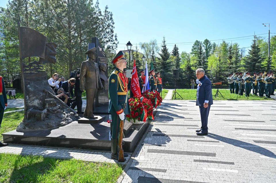 На Аллее Славы Арского кладбища Казани открыли памятник Герою Социалистического труда Ильдусу Мостюкову