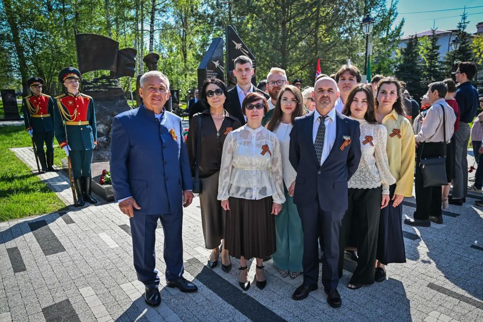 На Аллее Славы Арского кладбища Казани открыли памятник Герою Социалистического труда Ильдусу Мостюкову На Аллее Славы Арского кладбища Казани открыли памятник Герою Социалистического труда Ильдусу Мостюкову