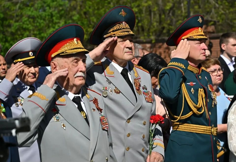 Рустам Минниханов: В преддверии Дня Победы приняли участие в открытии памятника нашему соотечественнику, Герою Социалистического труда Ильдусу Шайхульисламовичу Мостюкову на Аллее Славы Арского кладбища! Рустам Минниханов: В преддверии Дня Победы приняли участие в открытии памятника нашему соотечественнику, Герою Социалистического труда Ильдусу Шайхульисламовичу Мостюкову на Аллее Славы Арского кладбища!