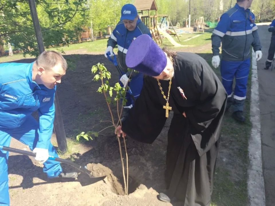 Нижнекамске продолжают благоустраивать территорию Архиерейского подворья храма святого Иоанна Кронштадтского