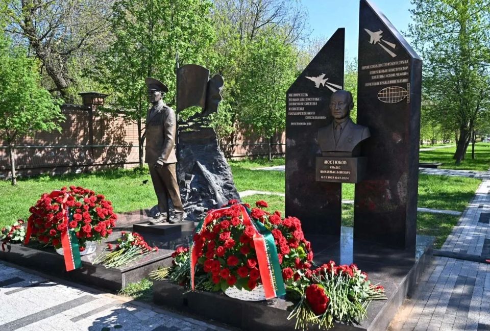 Рустам Минниханов: В преддверии Дня Победы приняли участие в открытии памятника нашему соотечественнику, Герою Социалистического труда Ильдусу Шайхульисламовичу Мостюкову на Аллее Славы Арского кладбища! Рустам Минниханов: В преддверии Дня Победы приняли участие в открытии памятника нашему соотечественнику, Герою Социалистического труда Ильдусу Шайхульисламовичу Мостюкову на Аллее Славы Арского кладбища!