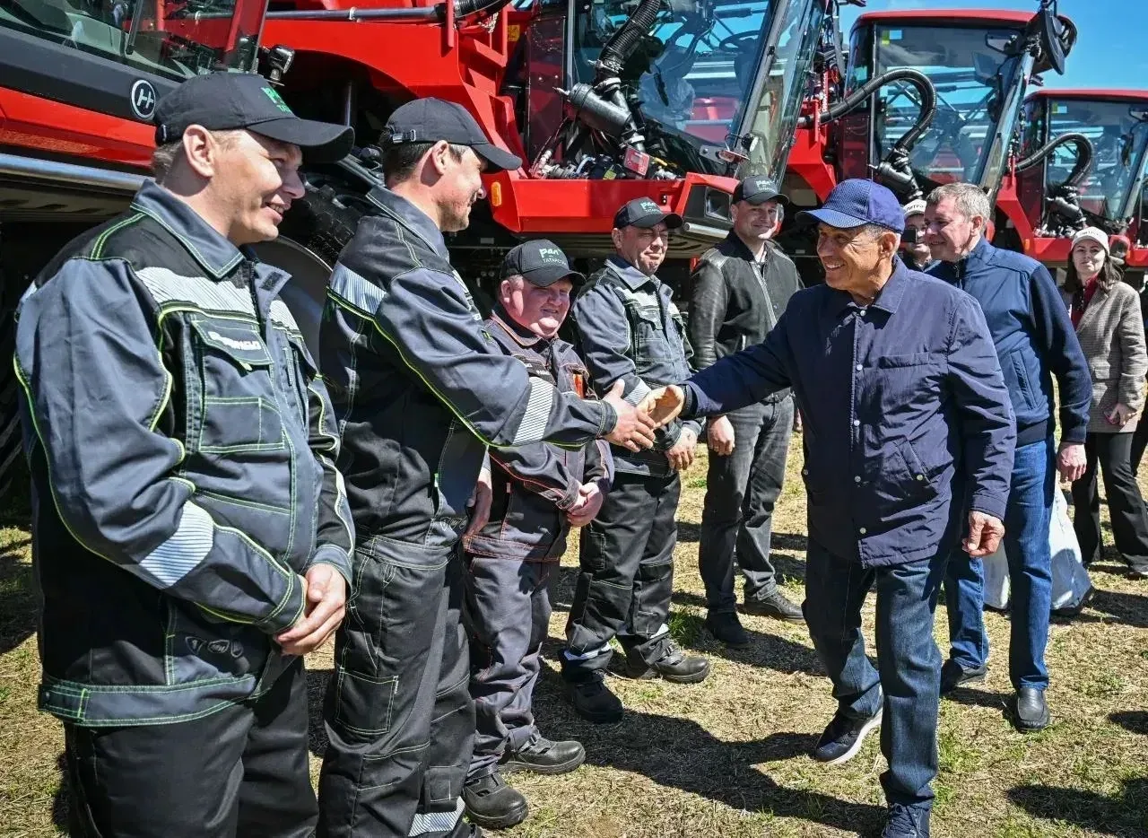 Раис РТ ознакомился с ходом посевной кампании в Рыбно-Слободском районе