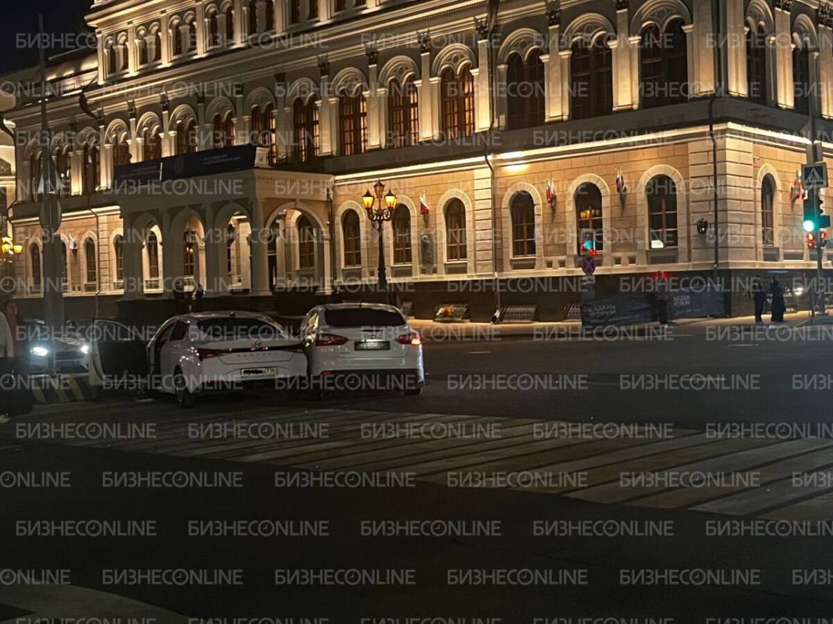 Две иномарки столкнулись на площади Свободы в Казани — после аварии движение на участке встало в пробке