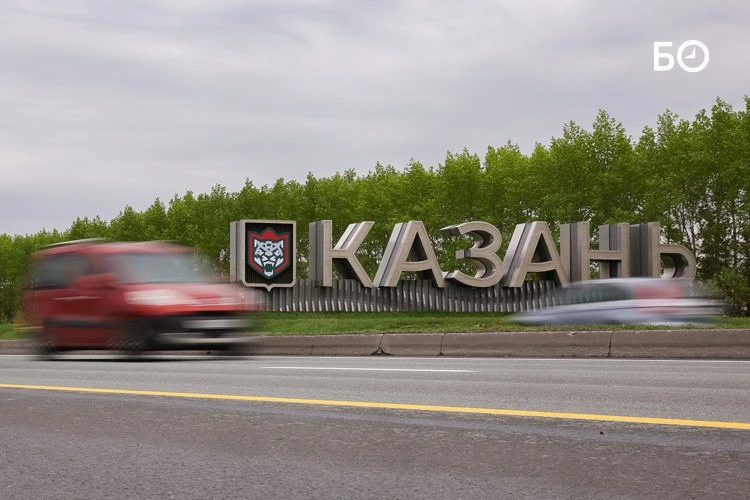 Так в Казани поддерживают «Ак Барс» в финале Кубка Гагарина — стелу на въезде в город украсили логотипом команды, а на улицах развесили баннеры с мотивирующей надписью «Кубок рядом»