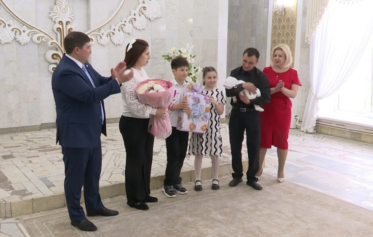 Накануне Международного дня семьи во Дворце бракосочетания Нижнекамска прошла торжественная церемония вручения удостоверений многодетной семьи Накануне Международного дня семьи во Дворце бракосочетания Нижнекамска прошла торжественная церемония вручения удостоверений многодетной семьи