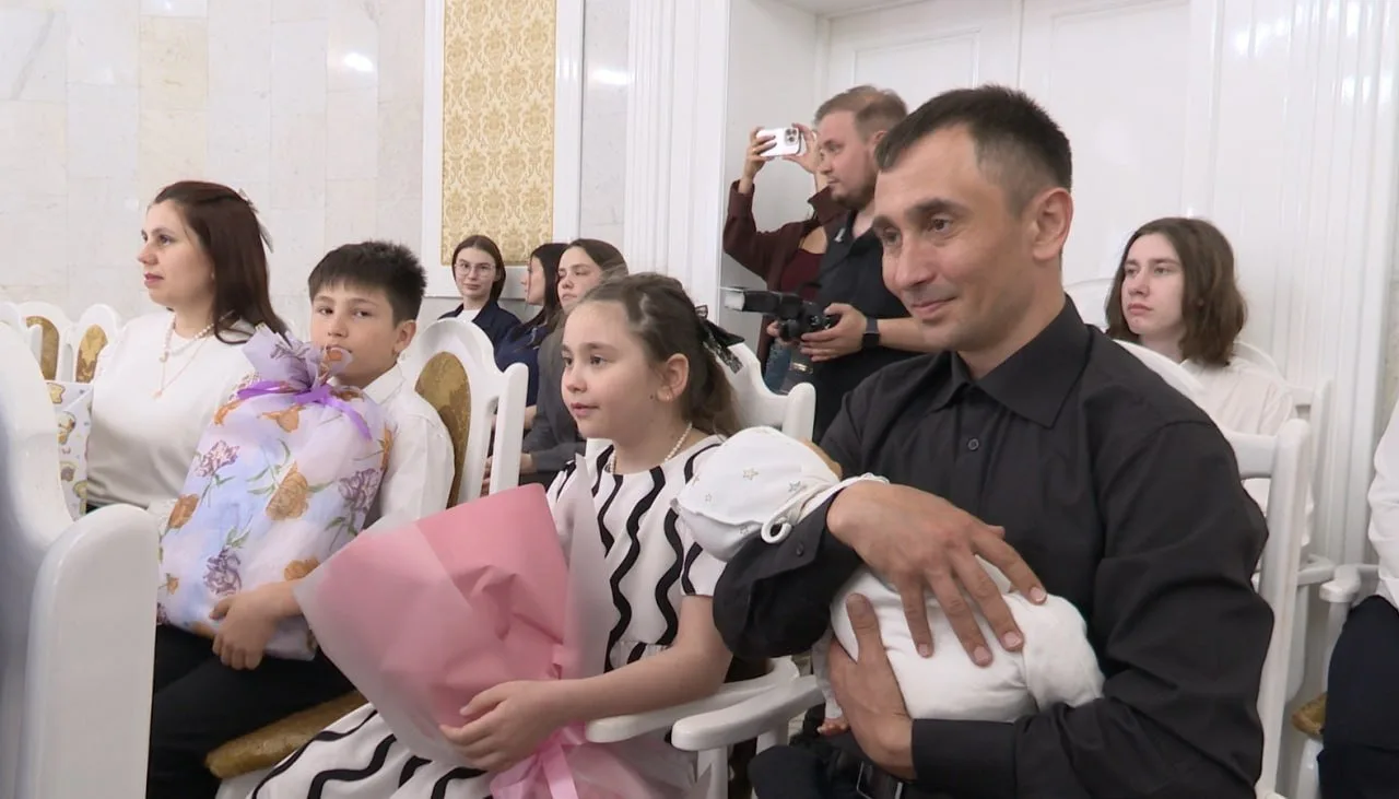 Накануне Международного дня семьи во Дворце бракосочетания Нижнекамска прошла торжественная церемония вручения удостоверений многодетной семьи Накануне Международного дня семьи во Дворце бракосочетания Нижнекамска прошла торжественная церемония вручения удостоверений многодетной семьи