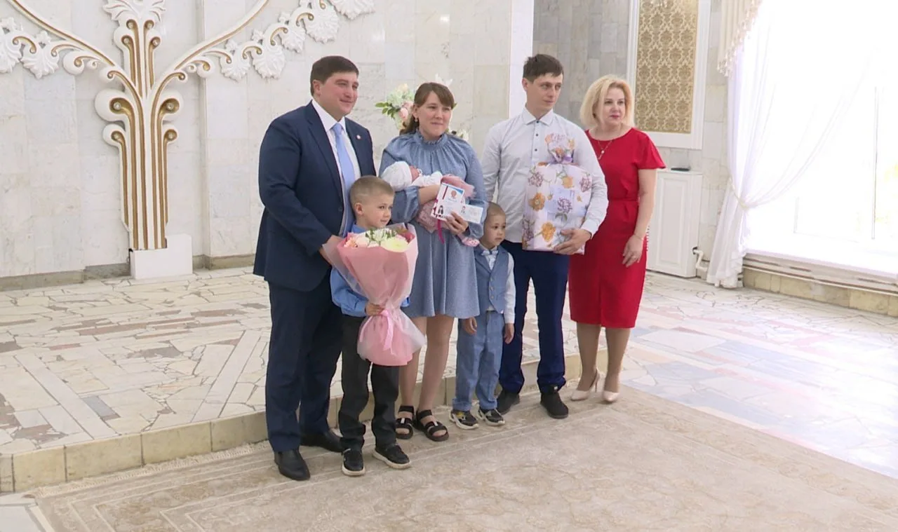 Накануне Международного дня семьи во Дворце бракосочетания Нижнекамска прошла торжественная церемония вручения удостоверений многодетной семьи Накануне Международного дня семьи во Дворце бракосочетания Нижнекамска прошла торжественная церемония вручения удостоверений многодетной семьи