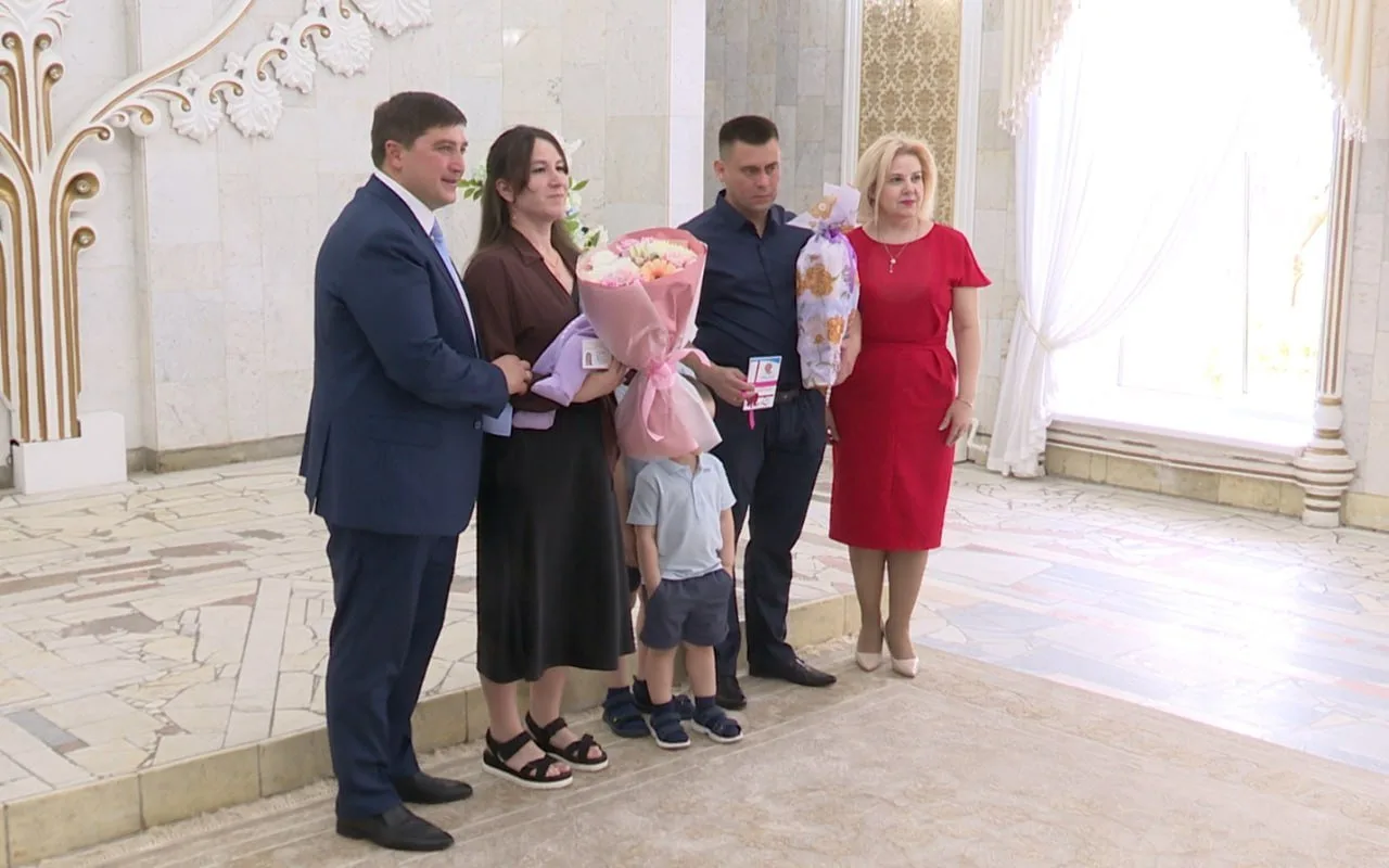 Накануне Международного дня семьи во Дворце бракосочетания Нижнекамска прошла торжественная церемония вручения удостоверений многодетной семьи Накануне Международного дня семьи во Дворце бракосочетания Нижнекамска прошла торжественная церемония вручения удостоверений многодетной семьи