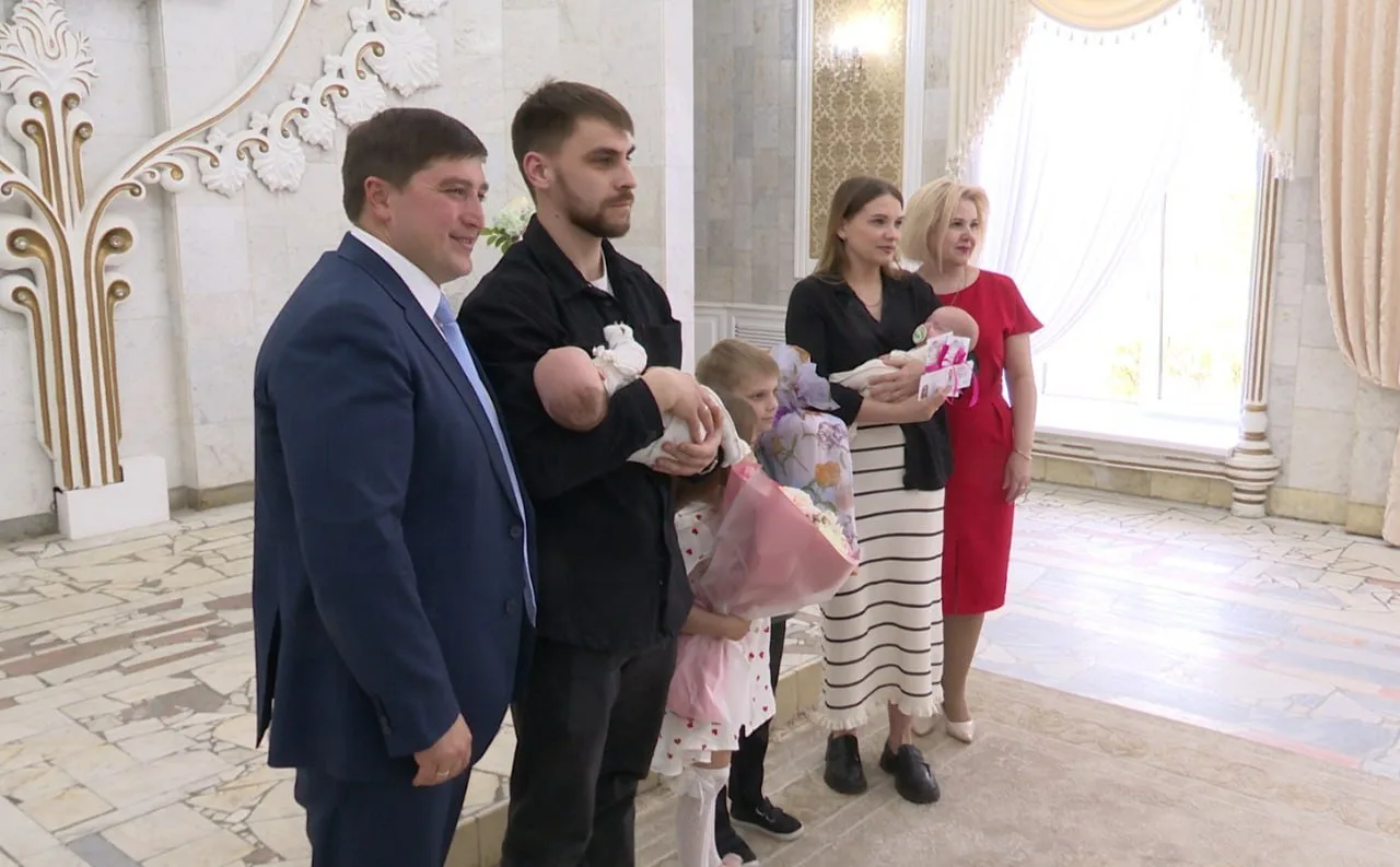 Накануне Международного дня семьи во Дворце бракосочетания Нижнекамска прошла торжественная церемония вручения удостоверений многодетной семьи Накануне Международного дня семьи во Дворце бракосочетания Нижнекамска прошла торжественная церемония вручения удостоверений многодетной семьи