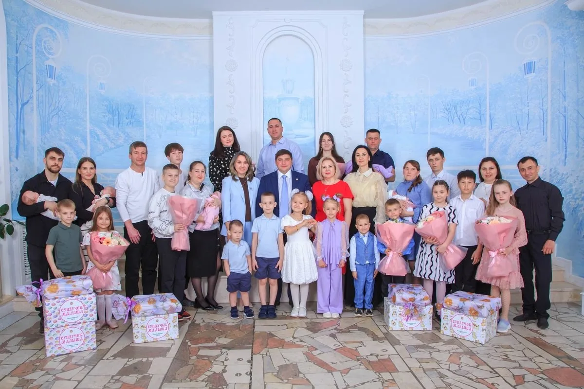 Накануне Международного дня семьи во Дворце бракосочетания Нижнекамска прошла торжественная церемония вручения удостоверений многодетной семьи