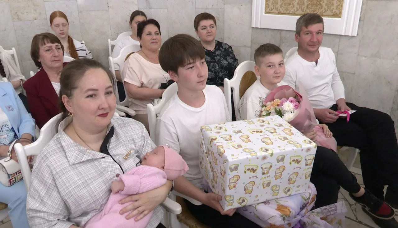 Накануне Международного дня семьи во Дворце бракосочетания Нижнекамска прошла торжественная церемония вручения удостоверений многодетной семьи Накануне Международного дня семьи во Дворце бракосочетания Нижнекамска прошла торжественная церемония вручения удостоверений многодетной семьи