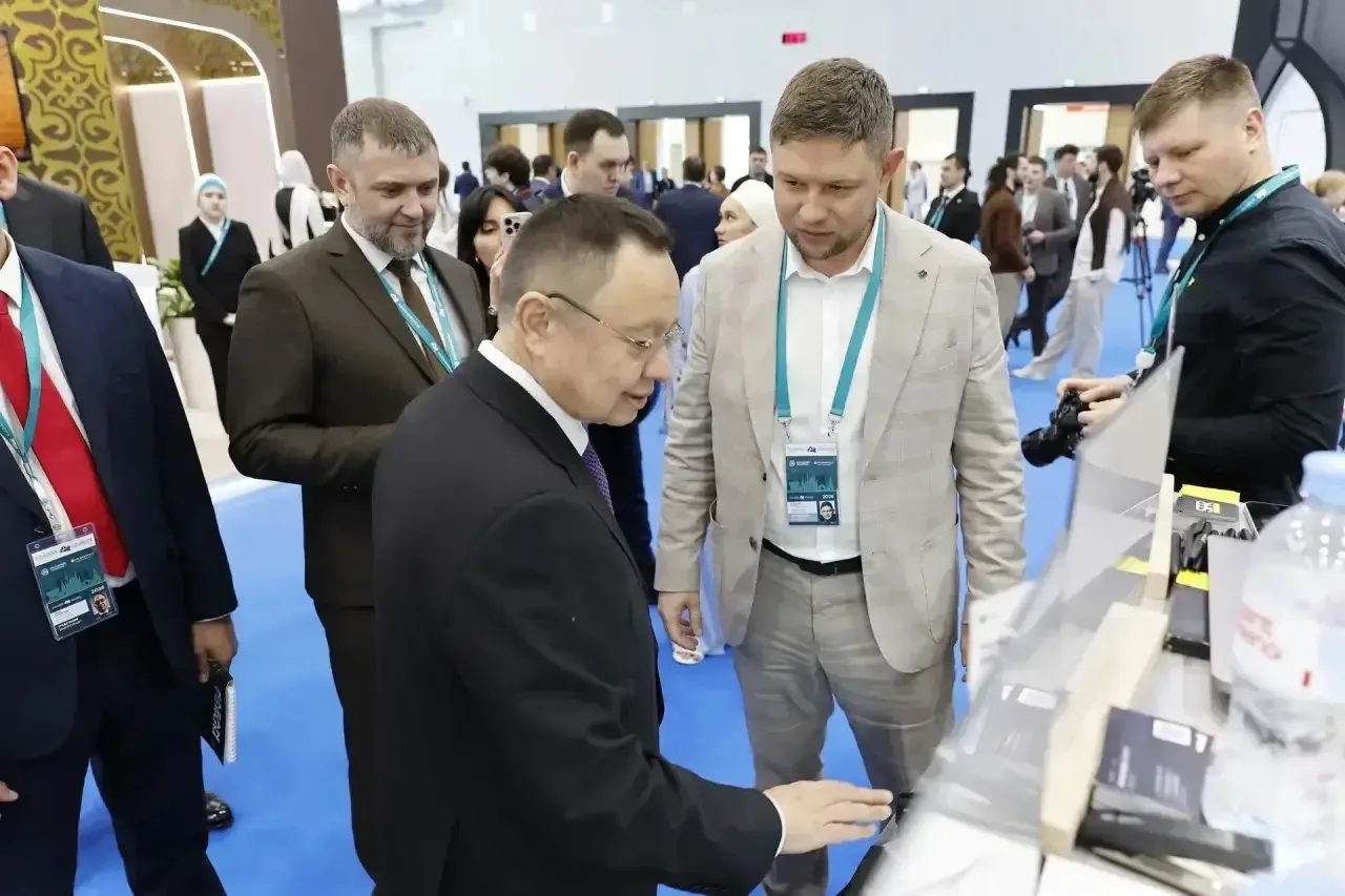 На международном форуме «Россия-исламский мир:Казаньфорум2026» Министр строительства и ЖКХ РФ Ирек Файзуллин ознакомился с передовыми стройматериалами и технологиями На международном форуме «Россия-исламский мир:Казаньфорум2026» Министр строительства и ЖКХ РФ Ирек Файзуллин ознакомился с передовыми стройматериалами и технологиями