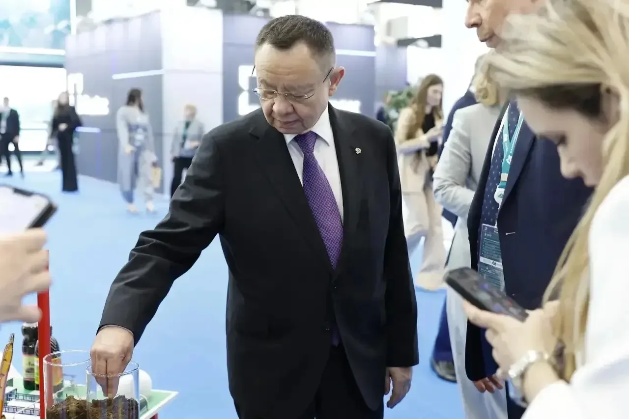 На международном форуме «Россия-исламский мир:Казаньфорум2026» Министр строительства и ЖКХ РФ Ирек Файзуллин ознакомился с передовыми стройматериалами и технологиями На международном форуме «Россия-исламский мир:Казаньфорум2026» Министр строительства и ЖКХ РФ Ирек Файзуллин ознакомился с передовыми стройматериалами и технологиями