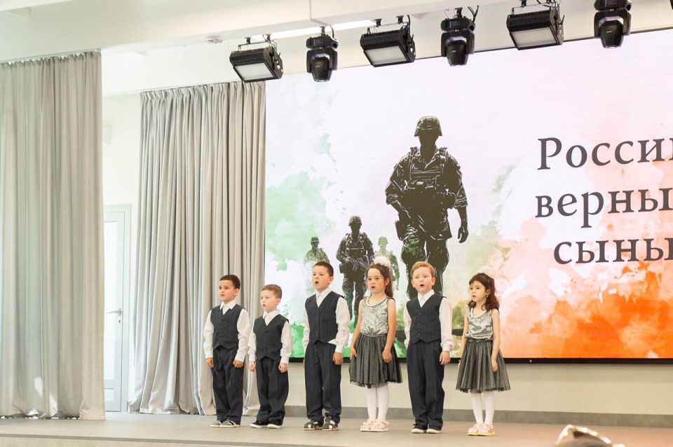 В школе №11 Нижнекамска открылась фотовыставка «России — верные сыны» В школе №11 Нижнекамска открылась фотовыставка «России — верные сыны»