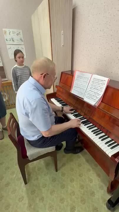 Рабочий визит в музыкальную школу завершился неожиданно — Олег Морозов сыграл на пианино