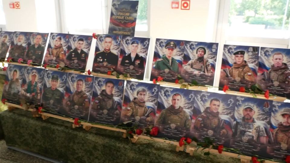 Выставку фотопроекта «России верные сыны» с портретами воинов открыли в школе № 11 Выставку фотопроекта «России верные сыны» с портретами воинов открыли в школе № 11