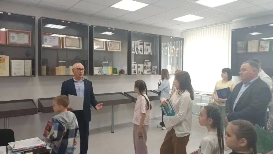В Арске наградили участников конкурса детского рисунка "Ветераны всегда в строю" В Арске наградили участников конкурса детского рисунка "Ветераны всегда в строю"