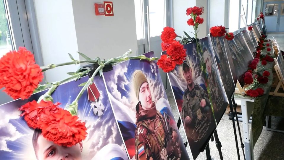 Выставку фотопроекта «России верные сыны» с портретами воинов открыли в школе № 11 Выставку фотопроекта «России верные сыны» с портретами воинов открыли в школе № 11