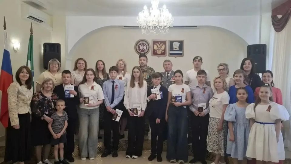 В Зеленодольском ЗАГСе состоялось торжественное вручение паспортов гражданина Российской Федерации школьникам, достигшим 14-летнего возраста В Зеленодольском ЗАГСе состоялось торжественное вручение паспортов гражданина Российской Федерации школьникам, достигшим 14-летнего возраста