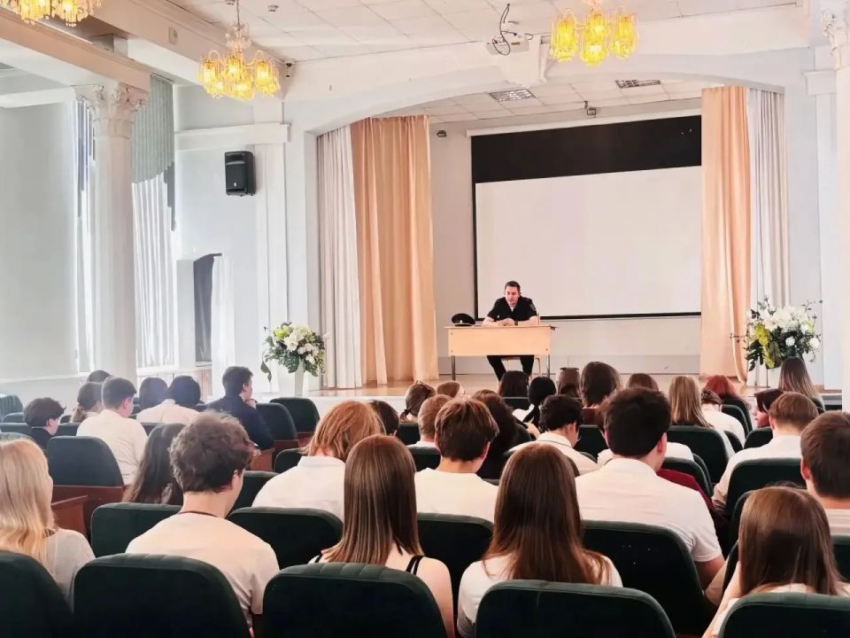 Полицейские Казани совместно с Общественным Советом провели урок по кибербезопасности для школьников