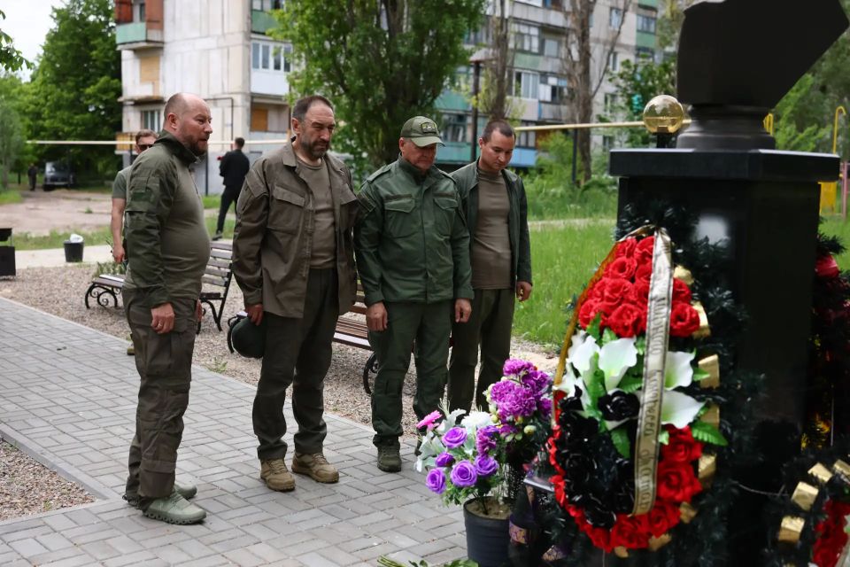 Алексей Песошин и Асгат Сафаров оценили соцобъекты и стройки в ЛНР по поручению Рустама Минниханова Алексей Песошин и Асгат Сафаров оценили соцобъекты и стройки в ЛНР по поручению Рустама Минниханова
