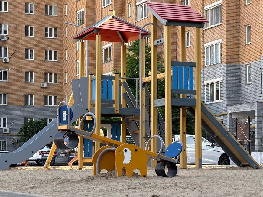 В Казани завершили благоустройство первого в этом году двора по программе «Наш двор» В Казани завершили благоустройство первого в этом году двора по программе «Наш двор»