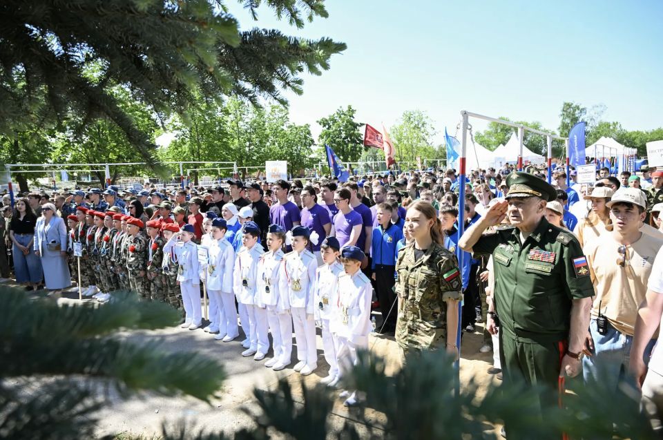 Рустам Минниханов: «Зарница» воспитывает в подрастающем поколении лидерские качества, чувство патриотизма и умение брать ответственность на себя Рустам Минниханов: «Зарница» воспитывает в подрастающем поколении лидерские качества, чувство патриотизма и умение брать ответственность на себя