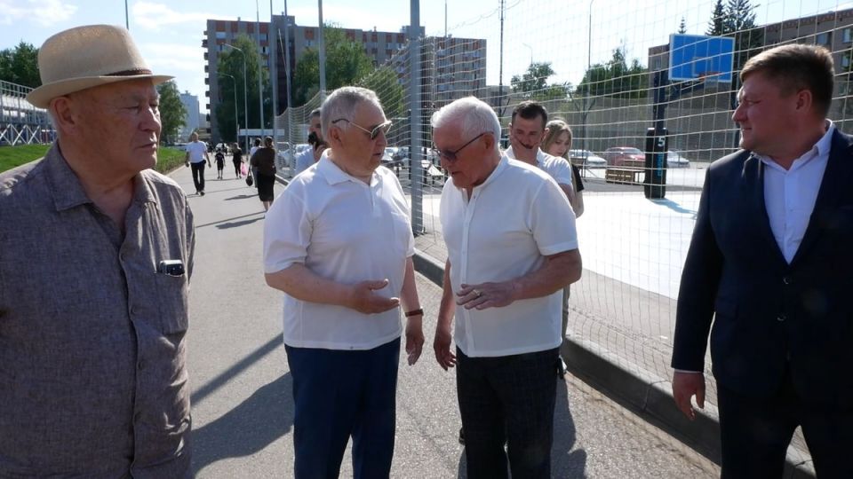 Председатель федерации футбола РТ Александр Гусев и помощник Раиса республики Равиль Муратов посетили город