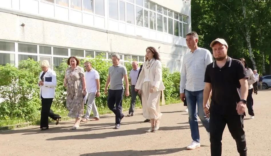 Депутаты городского совета Нижнекамска осмотрели ход ремонтных работ в общеобразовательных учреждениях