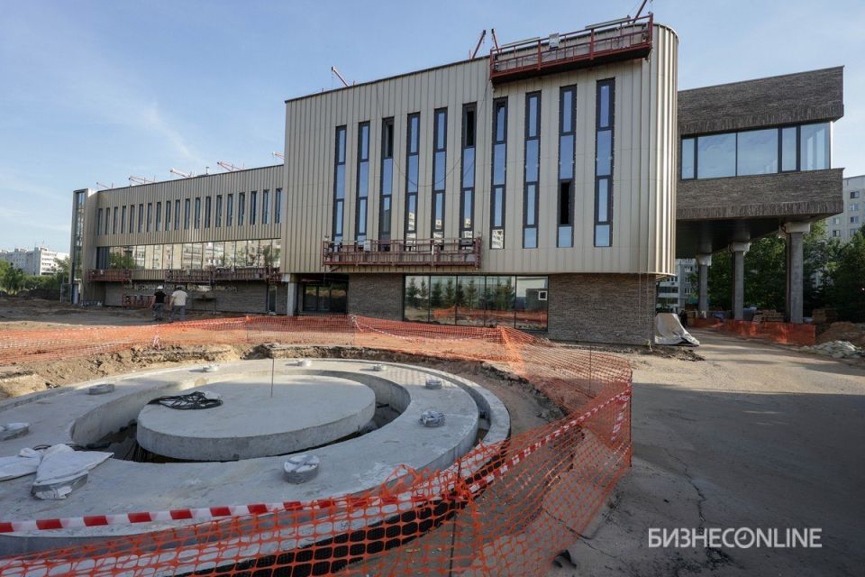 Ильсур Метшин показал президенту Федерации водных видов спорта РФ Дмитрию Мазепину уникальный бассейн в Казани Ильсур Метшин показал президенту Федерации водных видов спорта РФ Дмитрию Мазепину уникальный бассейн в Казани